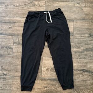 Vuori Heather Black Performance Joggers. Size small.